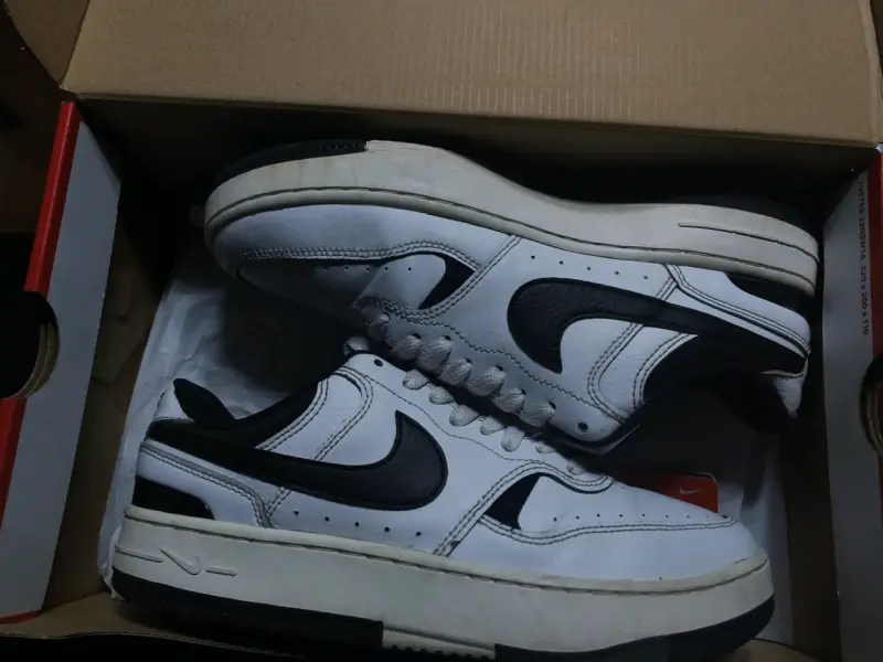 Zapatillas deportivas Nike blancas y negras - 1
