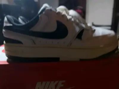 Zapatillas deportivas Nike blancas y negras - miniatura 2