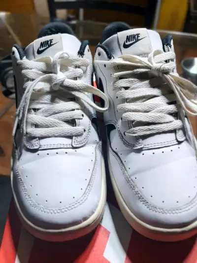 Zapatillas deportivas Nike blancas y negras - miniatura 4