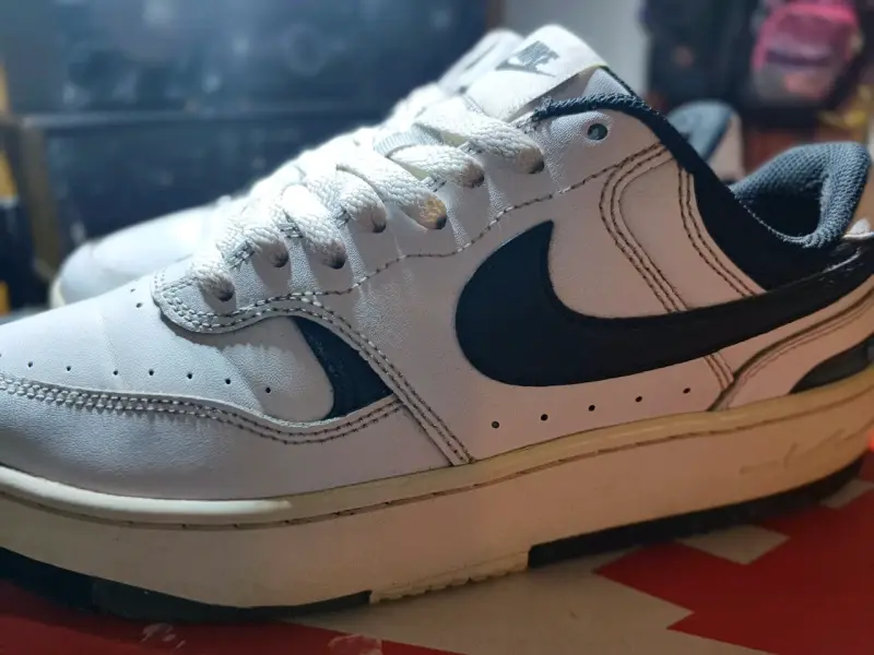 Zapatillas deportivas Nike blancas y negras - 5
