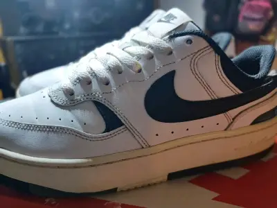 Zapatillas deportivas Nike blancas y negras - miniatura 5