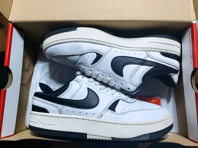Zapatillas deportivas Nike blancas y negras - 6