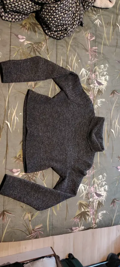 Suéter de cuello alto gris oscuro para mujer - miniatura 2