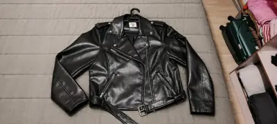 Chaqueta de cuero negra estilo biker - miniatura 2