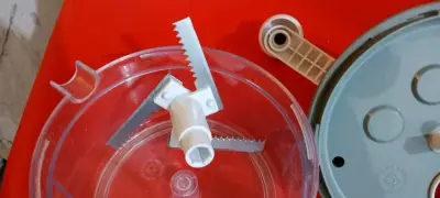 Picadora manual de alimentos blanca - miniatura 4