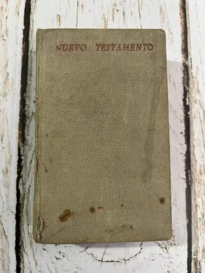 Antiguo libro Nuevo Testamento en español - miniatura 1