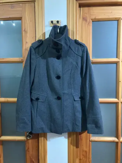 Abrigo gris oscuro con cuello alto - miniatura 1