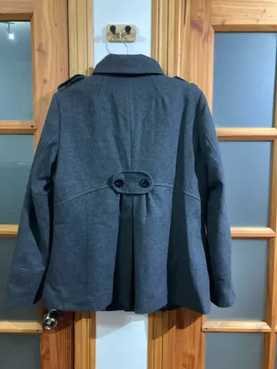 Abrigo gris oscuro con cuello alto - miniatura 2