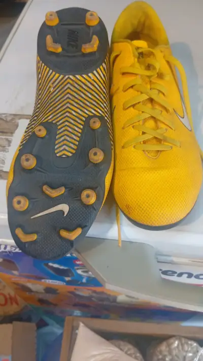 Botines de fútbol Nike amarillos con toperoles - miniatura 1