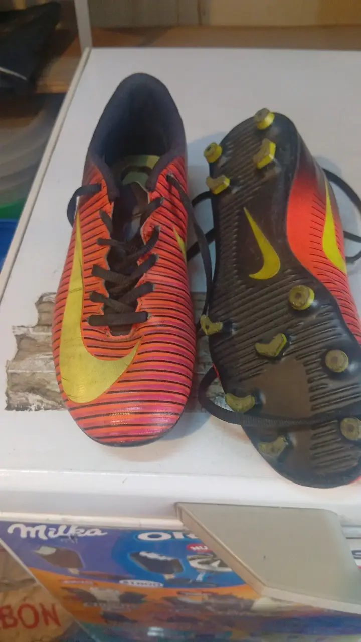 Botines de fútbol Nike amarillos con toperoles - 2