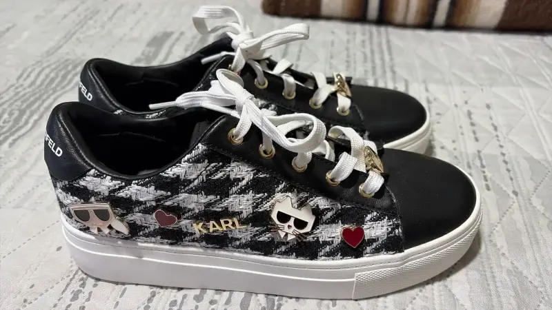 Zapatillas Karl Lagerfeld negras con diseño exclusivo