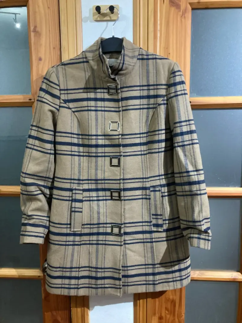 Abrigo a cuadros beige y azul - 1