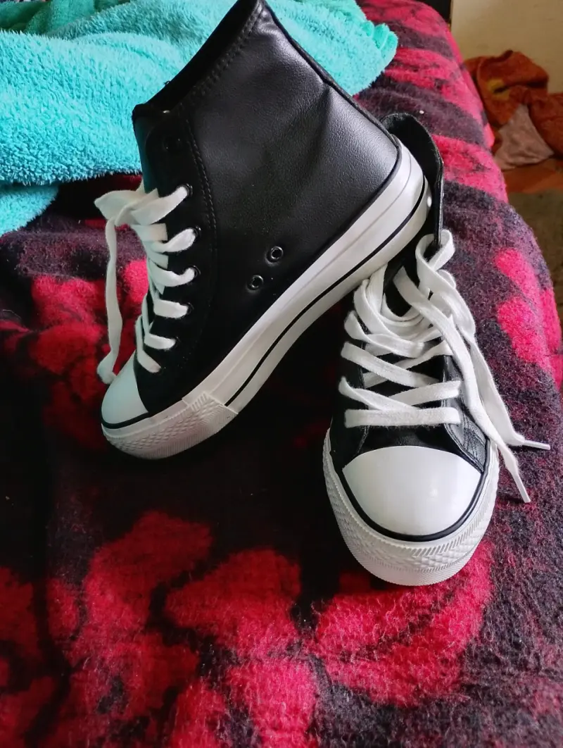 Zapatillas negras de caña alta estilo urbano