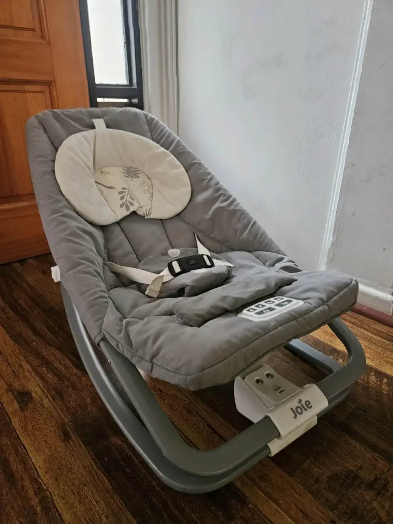 Silla mecedora para bebé Joie gris