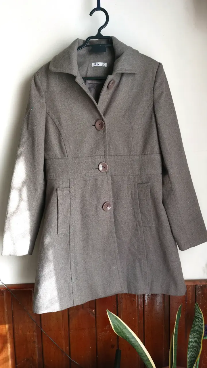Abrigo gris con botones grandes