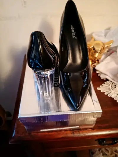 Zapatos de tacón alto negros de charol - miniatura 1