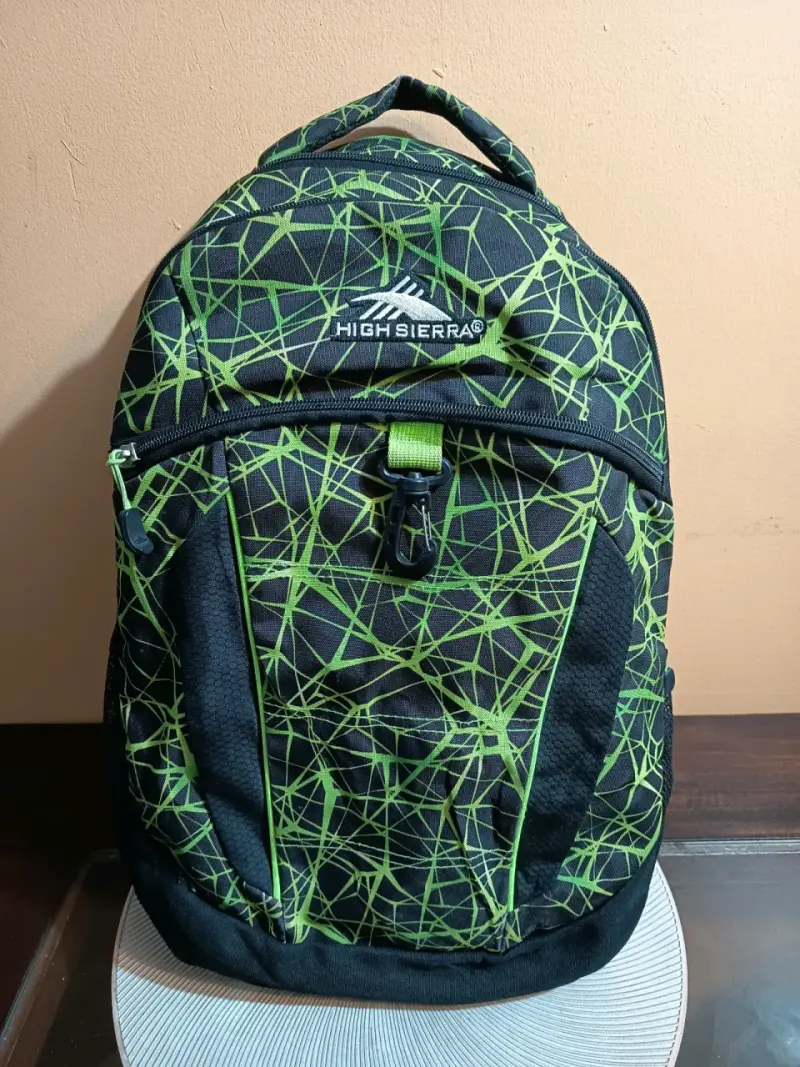 Mochila High Sierra diseño geométrico verde - 1
