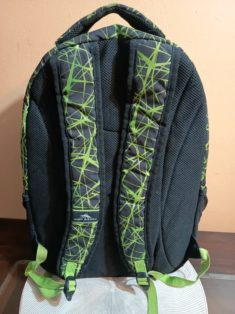 Mochila High Sierra diseño geométrico verde - 2