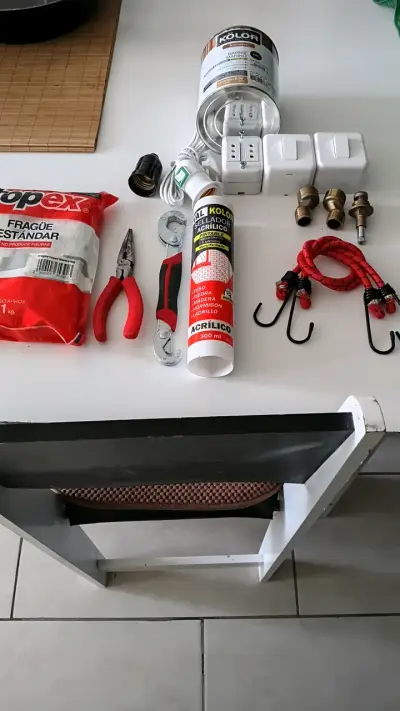 Kit de herramientas y materiales de construcción - miniatura 1