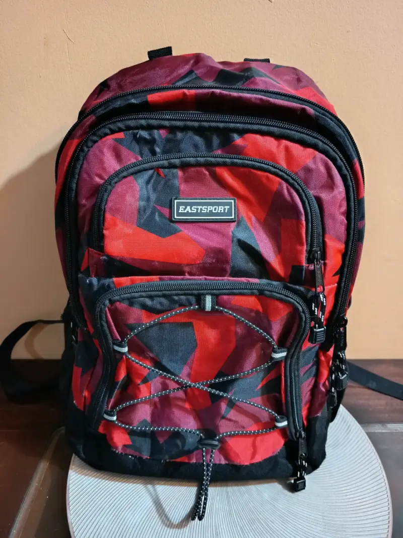Mochila Eastsport roja con diseño geométrico - 1