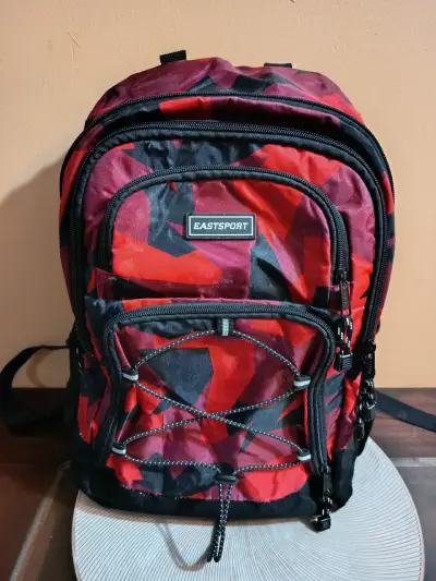 Mochila Eastsport roja con diseño geométrico - miniatura 1