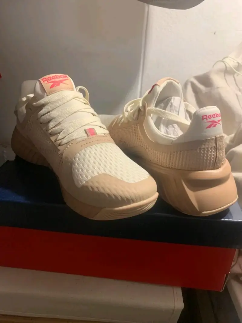 Zapatillas deportivas Reebok beige y blancas - 1