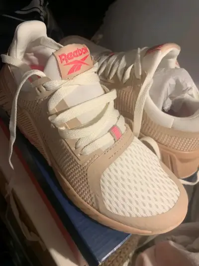 Zapatillas deportivas Reebok beige y blancas - miniatura 2