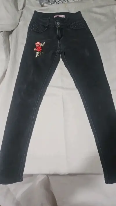 Jeans negros con bordado floral - miniatura 1