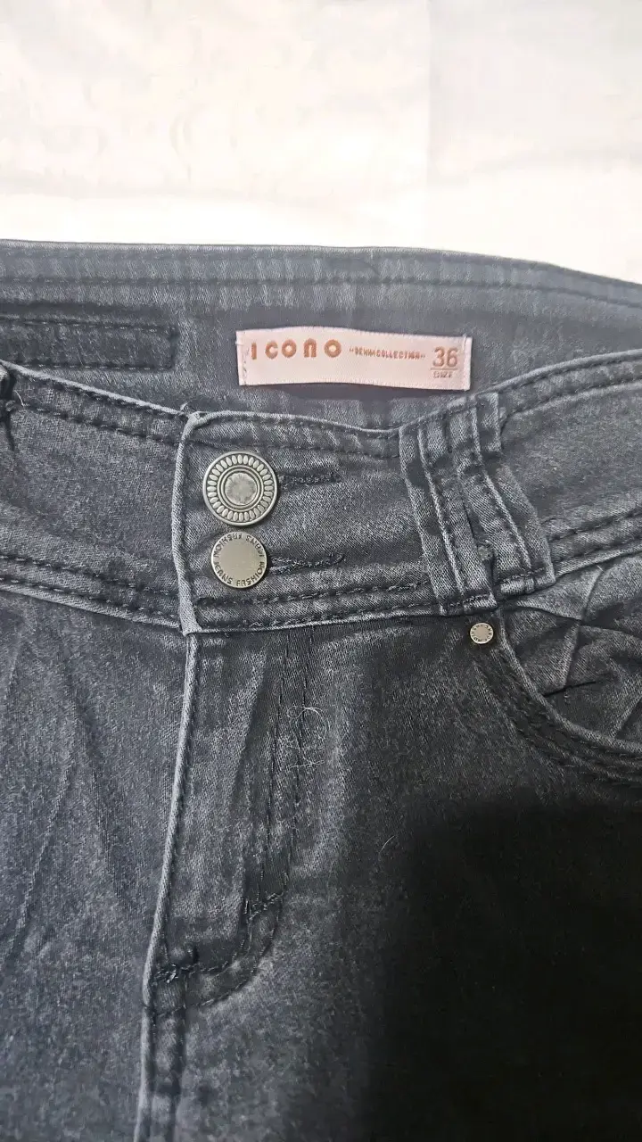 Jeans negros con bordado floral - 3