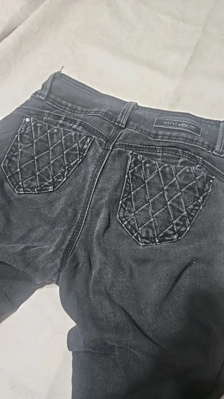 Jeans negros con bordado floral - 4