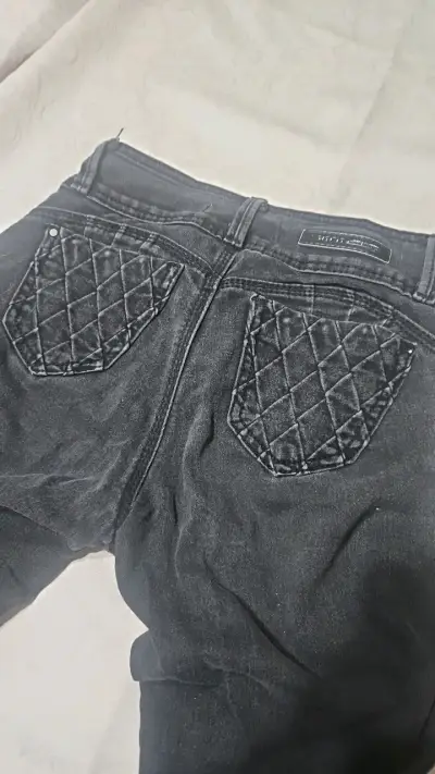 Jeans negros con bordado floral - miniatura 4