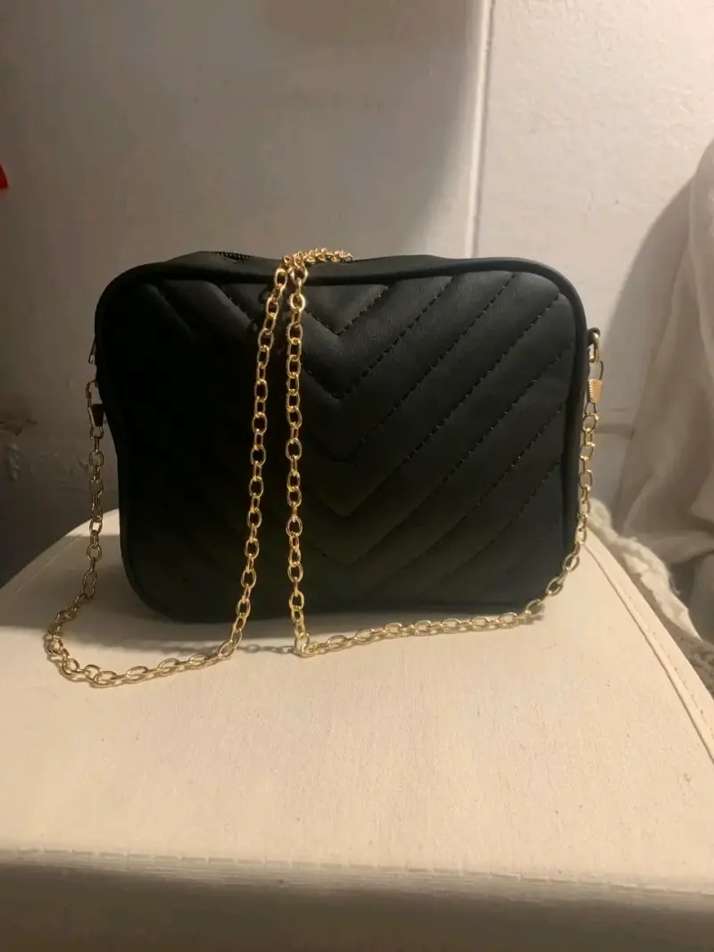 Cartera negra con cadena dorada elegante - 1