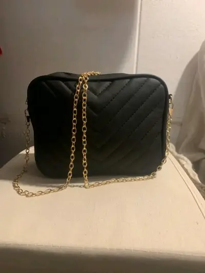 Cartera negra con cadena dorada elegante - miniatura 1