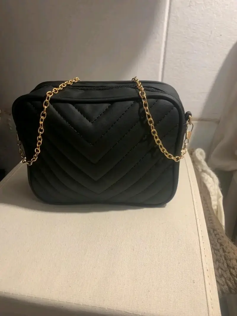 Cartera negra con cadena dorada elegante - 2