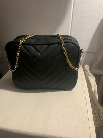 Cartera negra con cadena dorada elegante - miniatura 2