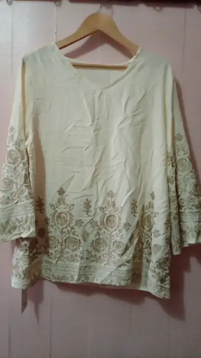 Blusa beige con bordado floral - miniatura 1