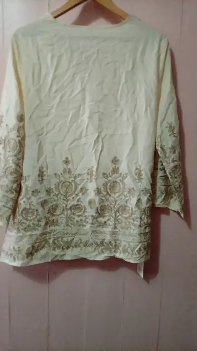 Blusa beige con bordado floral - miniatura 2