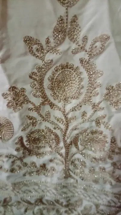 Blusa beige con bordado floral - miniatura 3