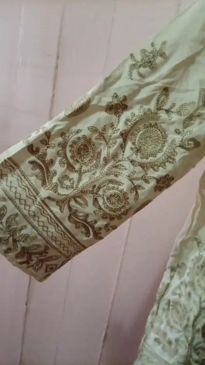 Blusa beige con bordado floral - miniatura 5
