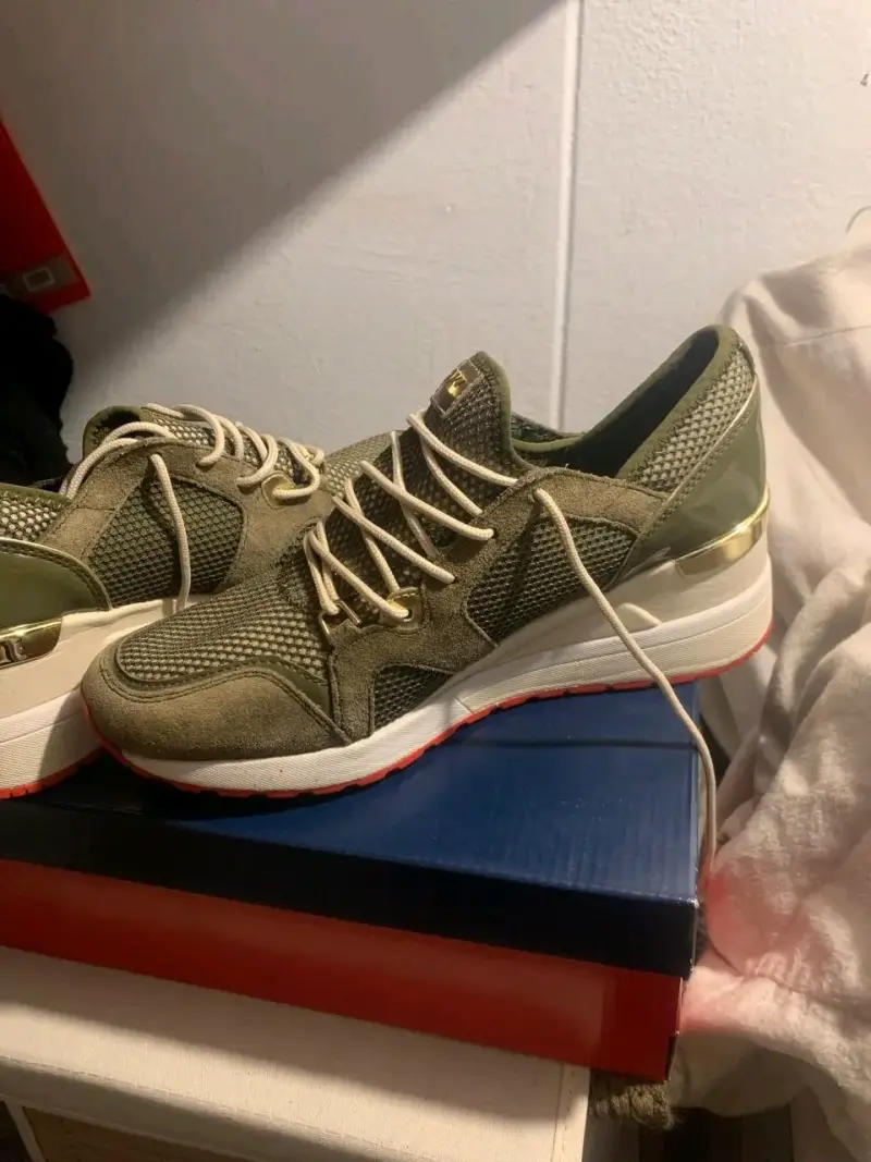 Zapatillas deportivas verde oliva con detalles dorados - 1