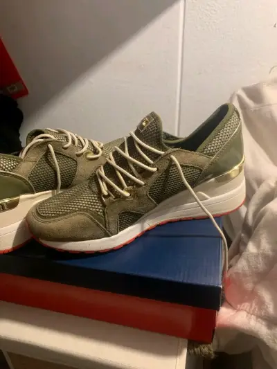 Zapatillas deportivas verde oliva con detalles dorados - miniatura 1