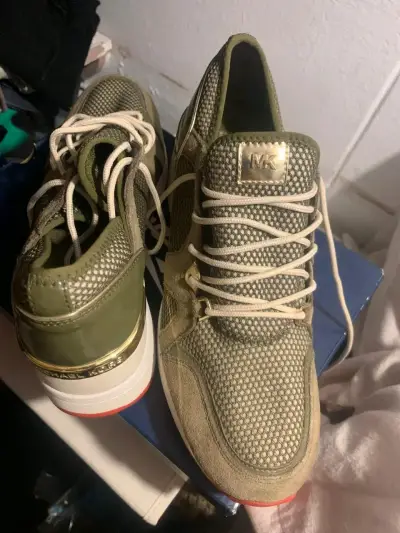 Zapatillas deportivas verde oliva con detalles dorados - miniatura 2