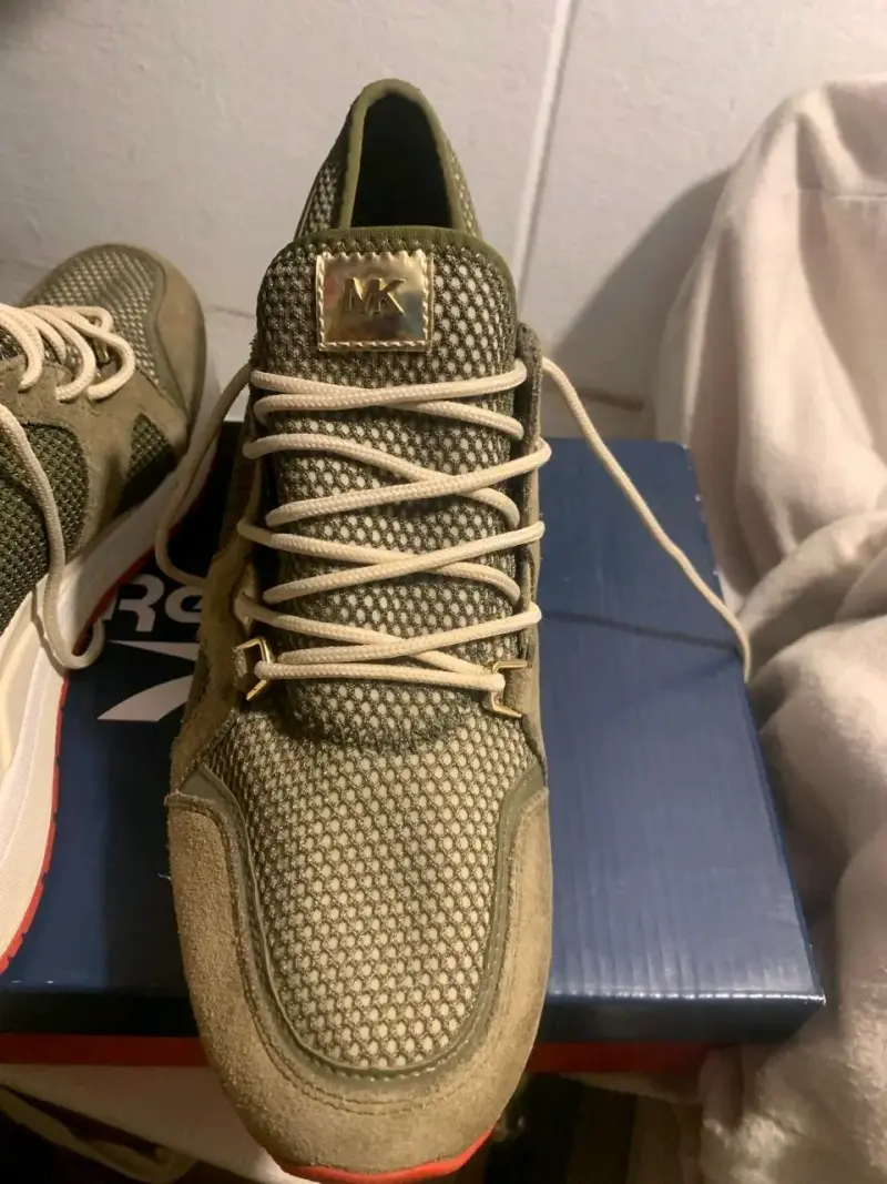 Zapatillas deportivas verde oliva con detalles dorados - 3