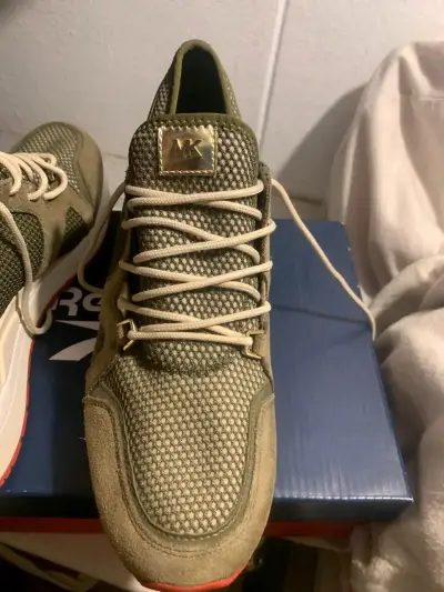 Zapatillas deportivas verde oliva con detalles dorados - miniatura 3
