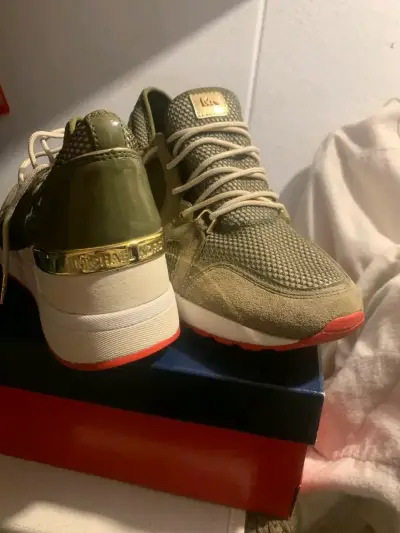 Zapatillas deportivas verde oliva con detalles dorados - miniatura 4