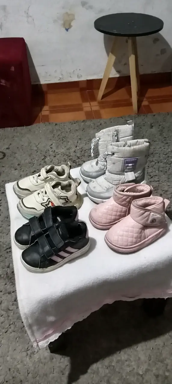Lote de zapatillas y botines para niños - 1
