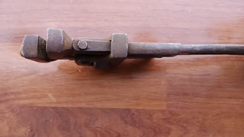 Llave inglesa antigua de hierro - 1