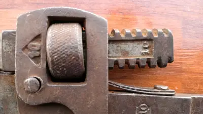 Llave inglesa antigua de hierro - miniatura 2