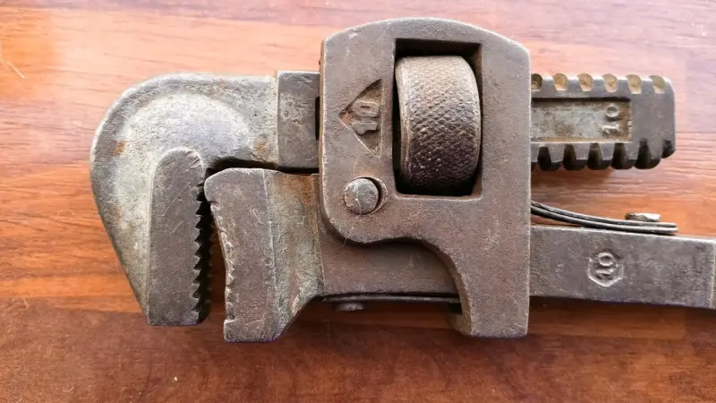 Llave inglesa antigua de hierro - 3