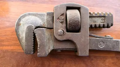 Llave inglesa antigua de hierro - miniatura 3
